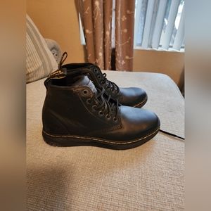 DR MARTENS UNISEX AMWELL BLACK SHOE (womans 8-mens size 7)